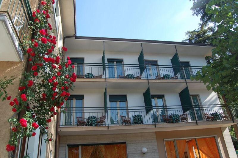 Hotel Stella Alpina Малчезине Екстериор снимка