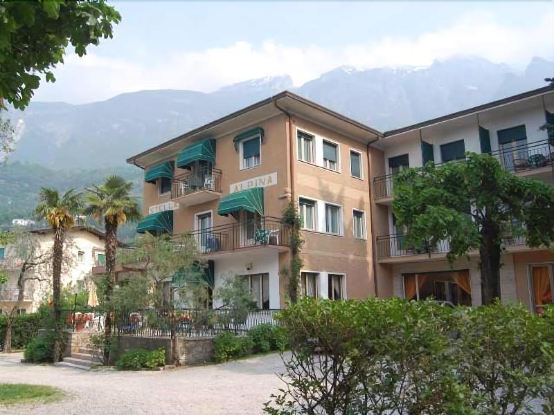 Hotel Stella Alpina Малчезине Екстериор снимка