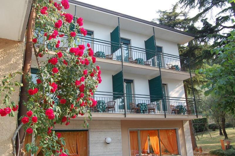 Hotel Stella Alpina Малчезине Екстериор снимка