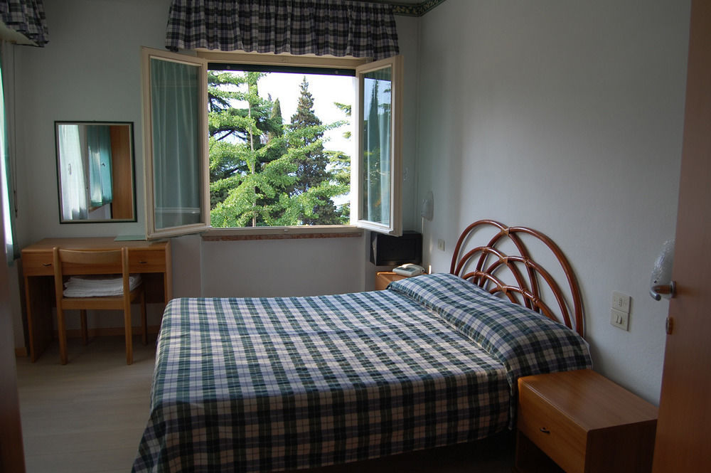 Hotel Stella Alpina Малчезине Екстериор снимка