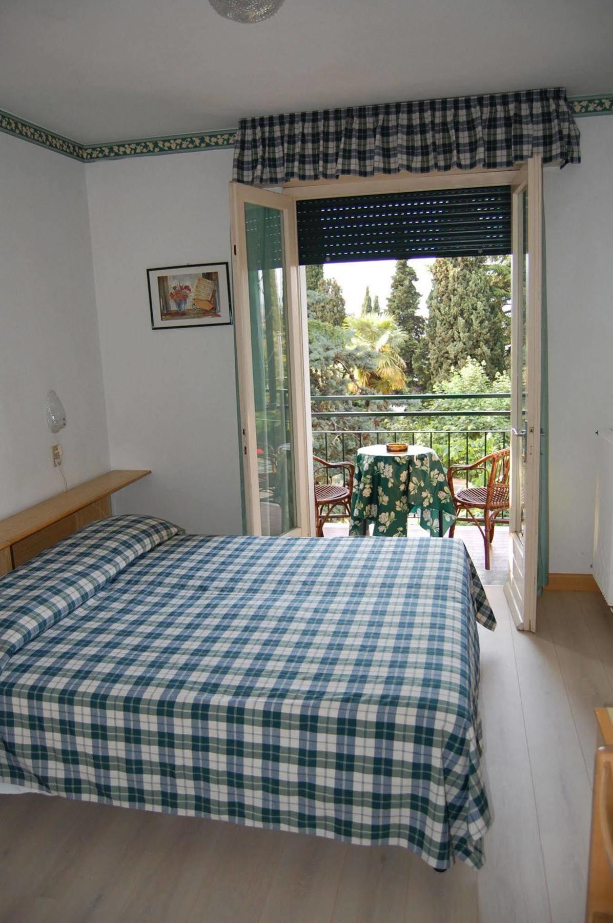 Hotel Stella Alpina Малчезине Екстериор снимка